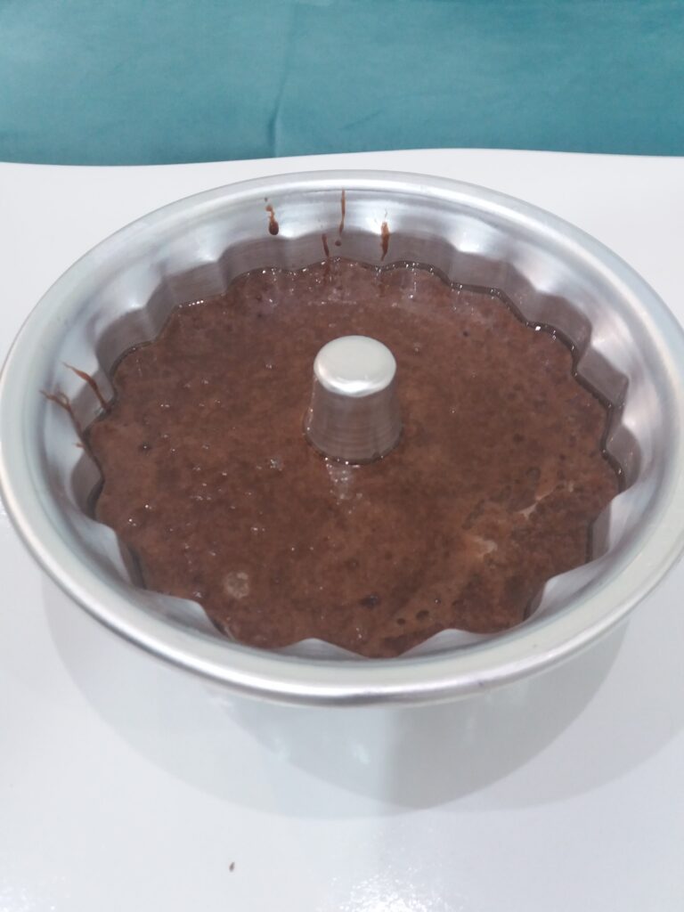 ریختن مواد در قالب-آموزش مرحله به مرحله کیک خیس شکلاتی- مجله باسلام