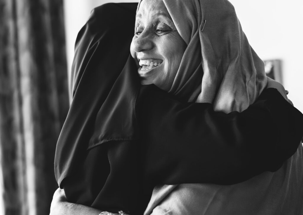 در آغوش گرفتن مادر - جملات تبریک روز مادر و روز زن- مجله باسلام