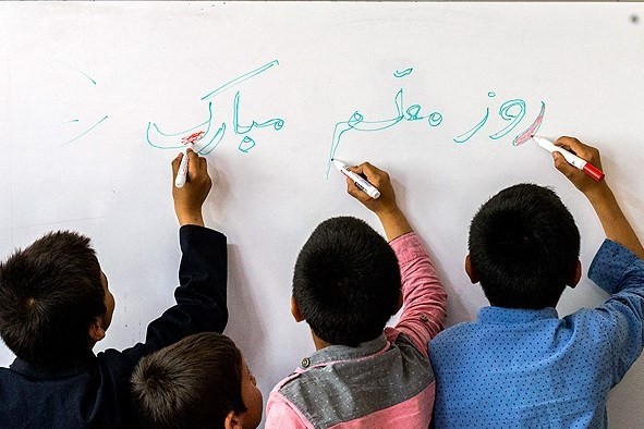 تبریک روز معلم در مدرسه- کادوی روز معلم- مجله باسلام