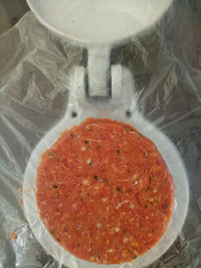 قالب زدن همبرگر-همبرگر خانگی-مجله باسلام