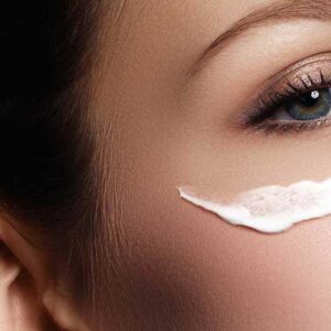 راهنمای خرید یک کرم دور چشم کارراه‌انداز