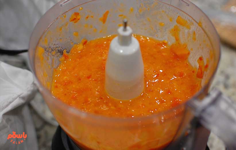 در مرحله اول باید پوره خرمالو را درست کنید