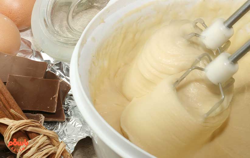 به مدت یک دقیقه با همزن برقی هم می‌زنید