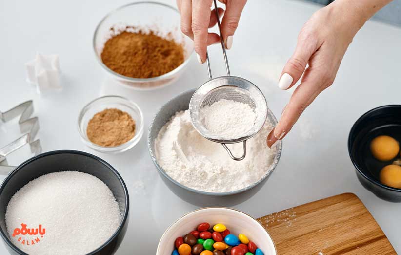  آرد و بیکینگ پودر را با هم در یک ظرف مخلوط کنید و سپس این مخلوط را الک کنید