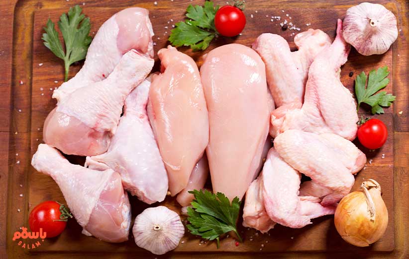 ابتدا تکه‌های مرغ را شسته و به خوبی از چربی‌های اضافه پاک کنید