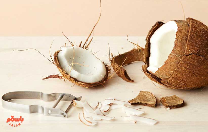 با یک چاقوی تیز پوست نارگیل را جدا کنید