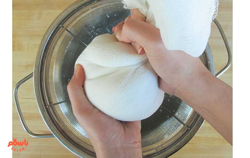 نارگیل خرد شده را صاف کنید