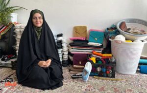 دختری که با میخ گیوه میبافت