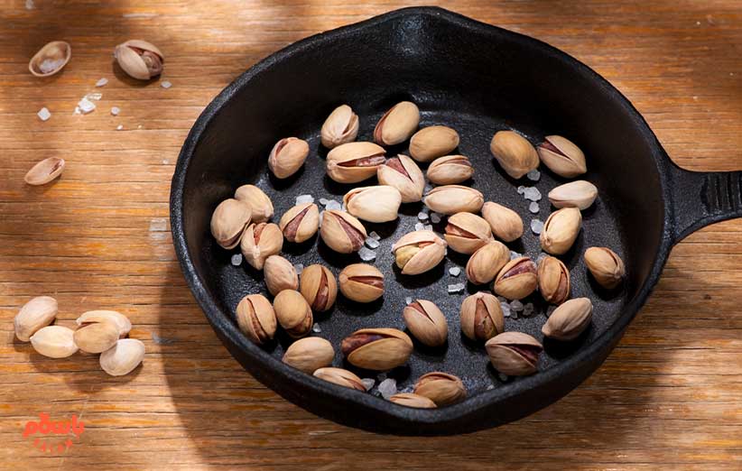 طرز بو دادن پسته خام با پوست در ماهیتابه (ساده و زعفرانی)