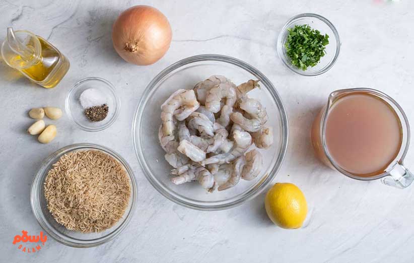 مواد لازم برای تهیه برنج قهوه‌ای با میگو