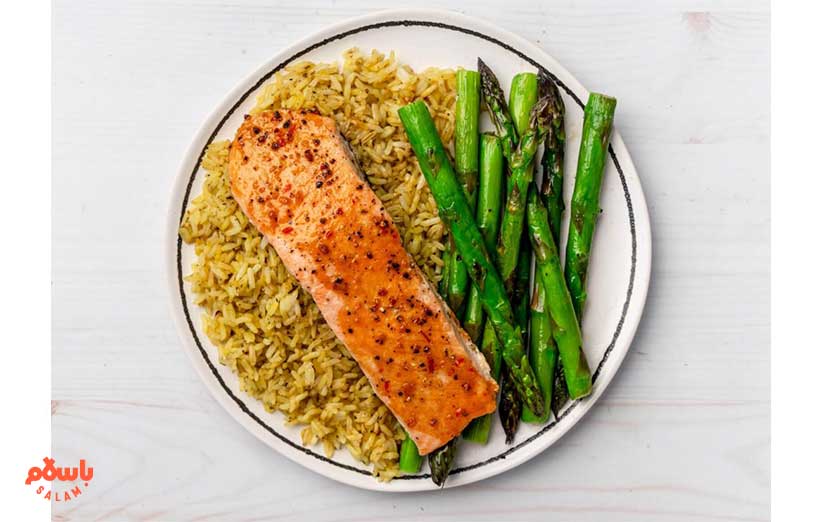 طرز تهیه برنج قهوه‌ای با ماهی سالمون