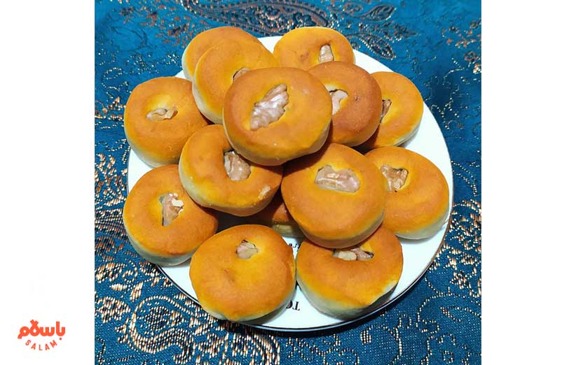 مراحل تهیه نان خرمایی ساده خانگی