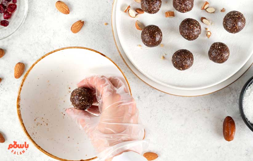 مراحل تهیه خرما توپی شکلاتی