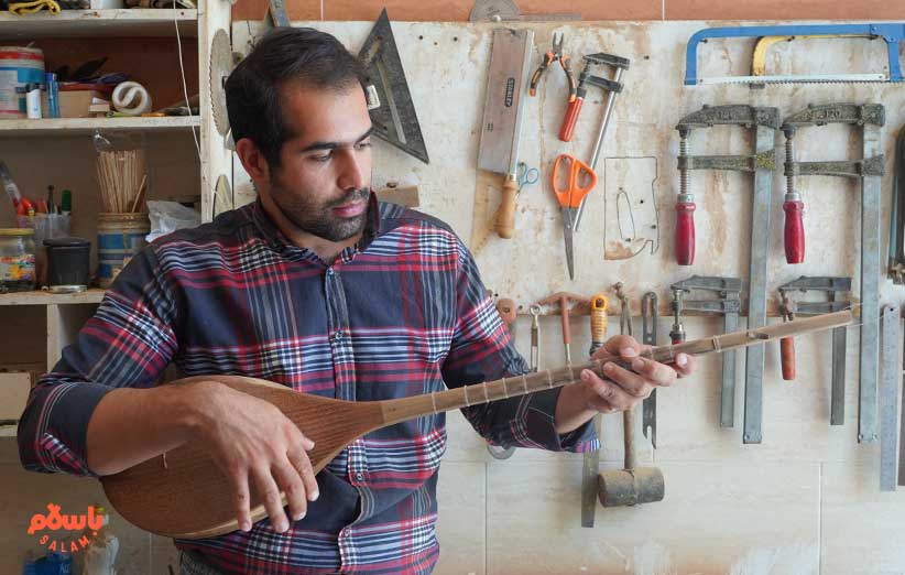 با لهجه‌ی درخت‌های توت گریه می‌کنم