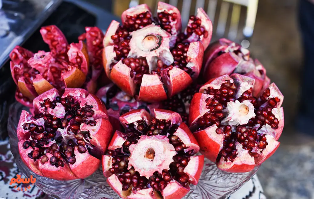 تزیین انار با پوست برای شب یلدا