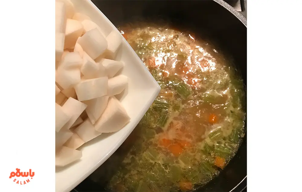 مراحل تهیه سوپ شلغم