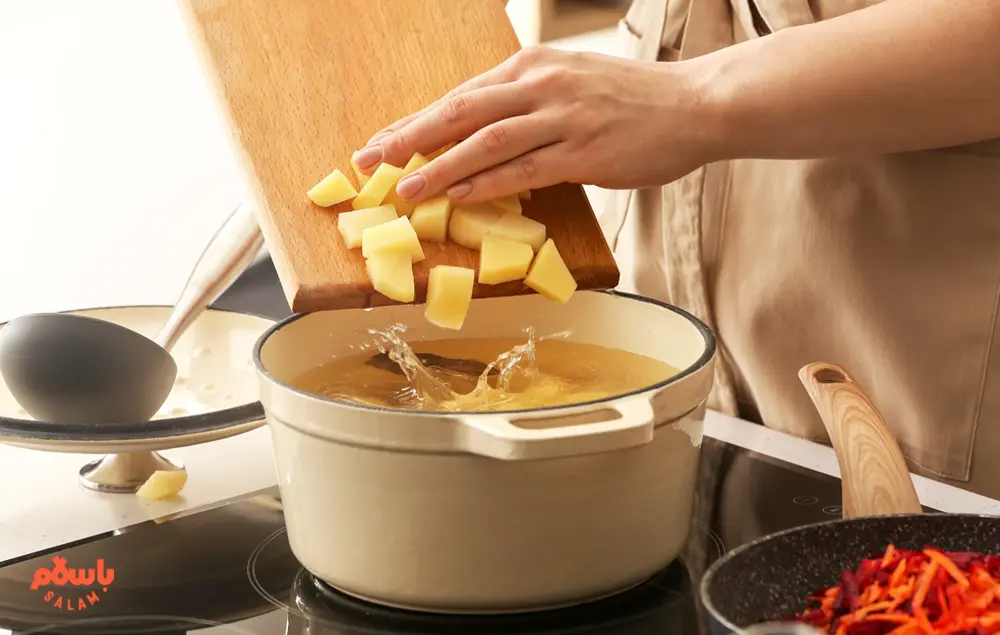 مراحل تهیه سوپ سیب زمینی ساده