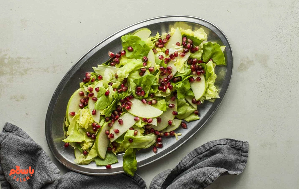 طرز تهیه سالاد انار و کاهو پاییزی و زمستانی + تزیین و سرو