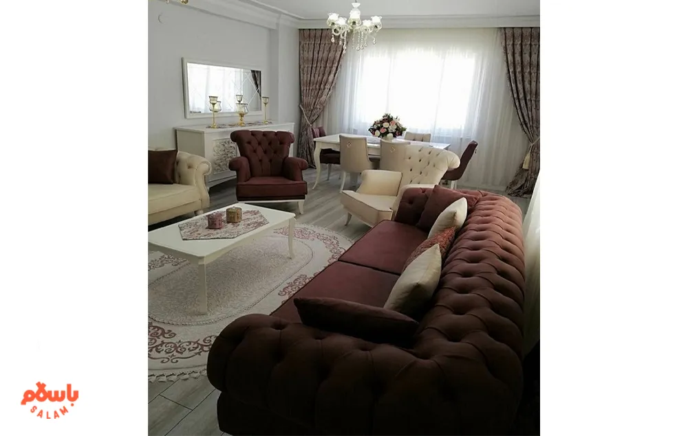 چیدمان مبل و میز ناهارخوری در پذیرایی مربع شکل