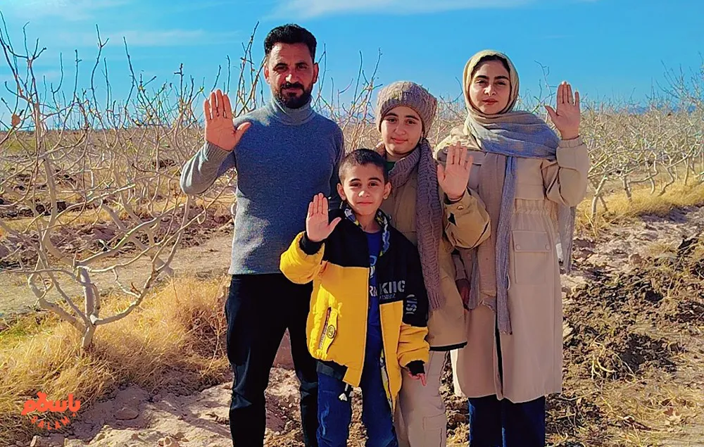 پسته گل لاله‌ای است که دعای باران می‌کند