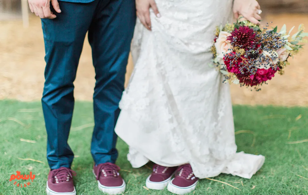 ترکیب لباس مجلسی و کفش اسپرت