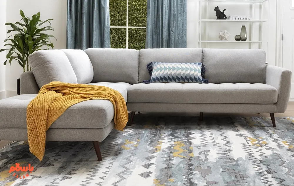 مبل طوسی با فرش قرمز