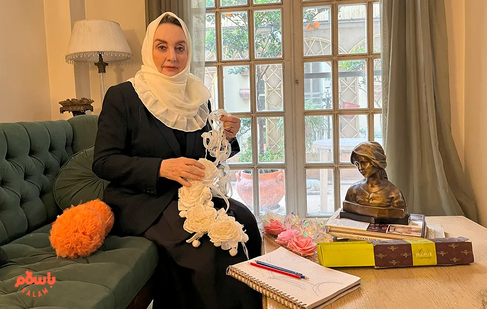 کتابی پنهان شده بین ظرف‌ها!