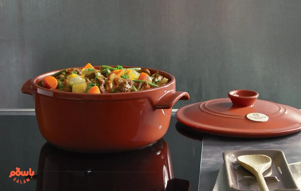 قابلمه چدن برای پخت خورشت 
