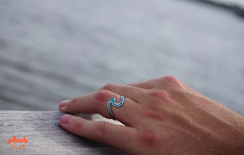دست کردن انگشتر فیروزه  
