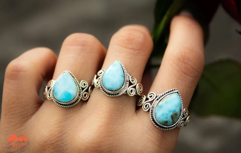 انگشتر فیروزه در انگشت حلقه  
