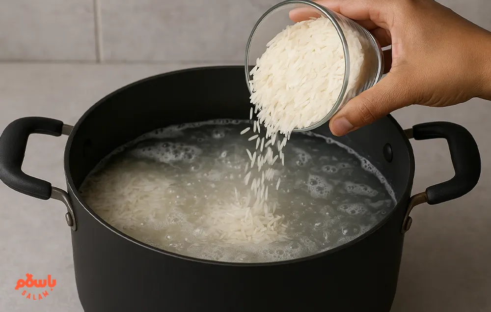 ریختن برنج خام کامفیروزی داخل قابلمه آب جوش برای پختن