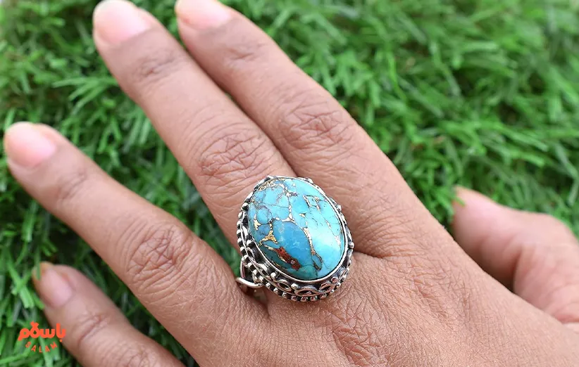 انگشتر فیروزه در انگشت کوچک  
