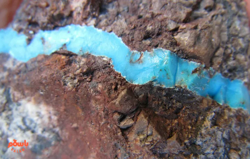 چگونه سنگ فیروزه تشکیل و رنگ‌دار می‌شود؟