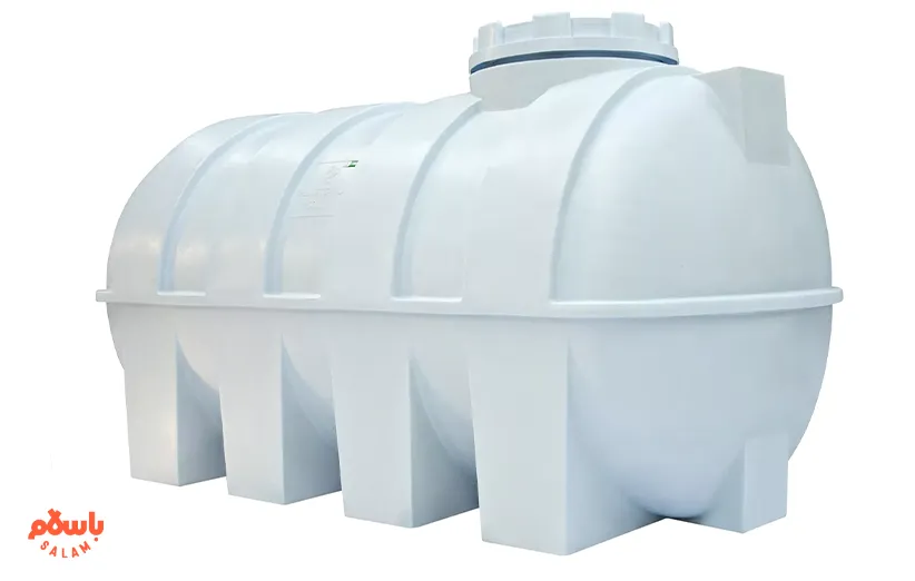 مخزن آب پلی‌اتیلن افقی سه‌لایه سفید رنگ با درب پیچی، مناسب برای نصب در فضاهای محدود و استفاده در مصارف خانگی، صنعتی و کشاورزی