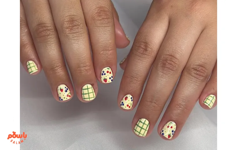این طرح ناخن، با ترکیبی از توت و گیلاس و بلوبری و شطرنجی‌های سبز زیتونی