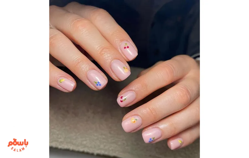 حتی طراحی همان میوه‌های کوچولو روی زمینه رنگ ناخن.