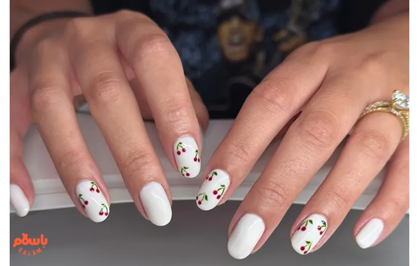 چند دانه آلبالو گیلاس روی یک بوم سفید نقاشی.