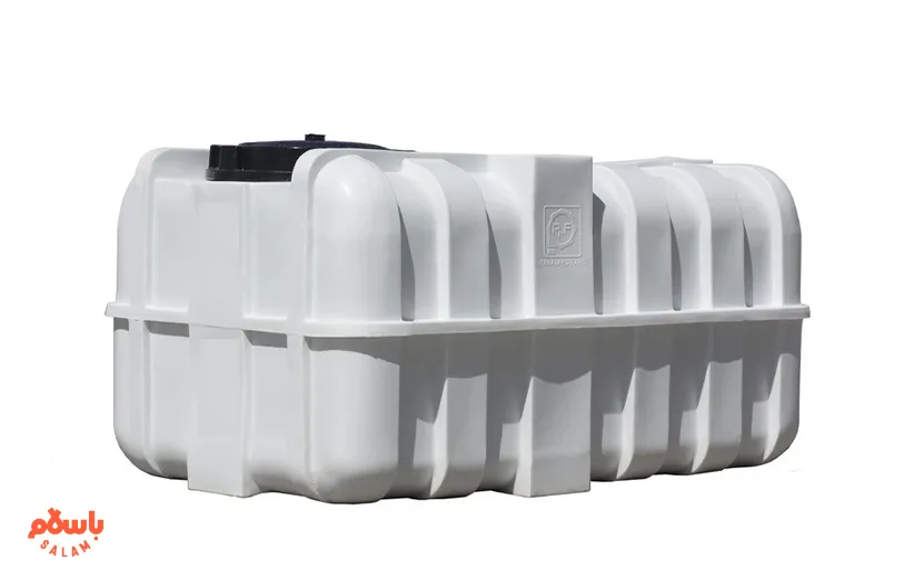 مخزن آب مکعبی افقی پلی‌اتیلن سه‌لایه با درب مشکی، طراحی‌شده برای استفاده در فضاهای محدود مانند پارکینگ، زیرزمین یا پشت‌بام ساختمان‌ها